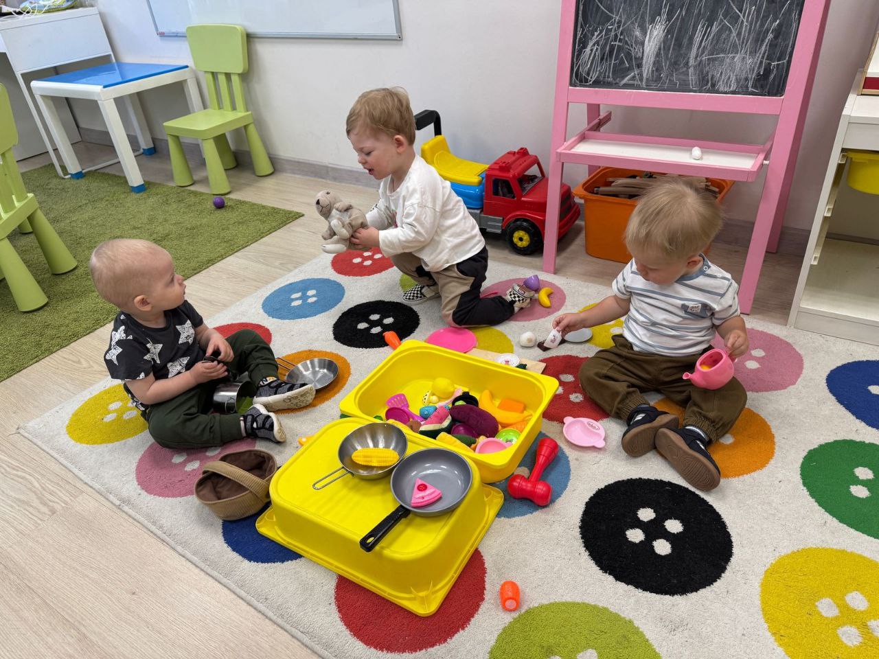 Развиваем моторику с помощью игры с коробочками и игрушечками