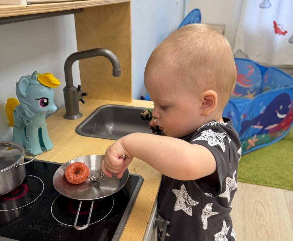 Детская кухня для малышей 2–4 лет: стоит ли покупать и чем она полезна