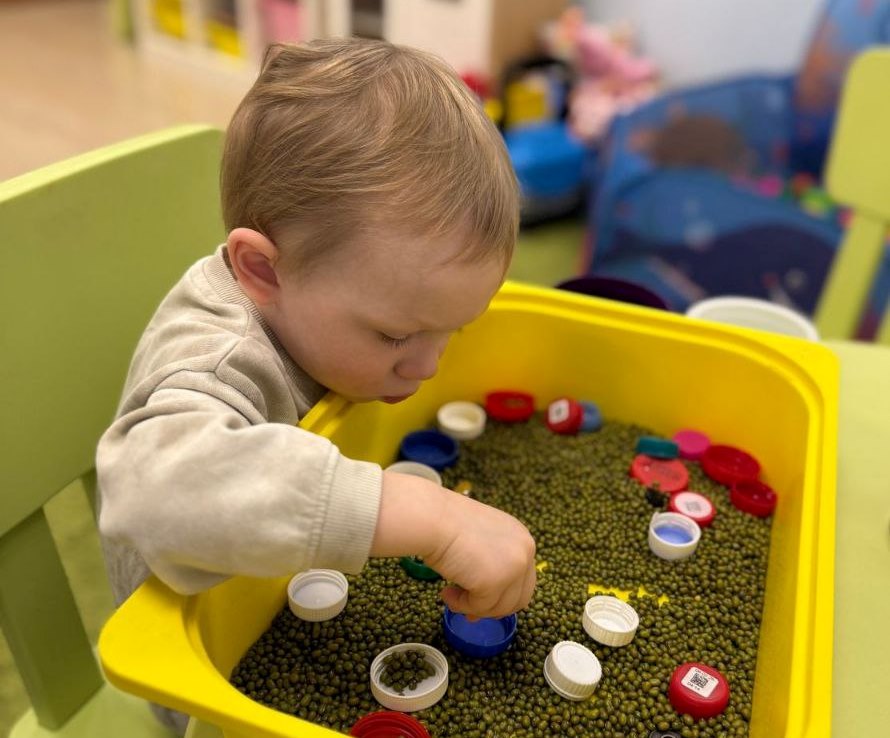 Кинетический песок: развиваем мелкую моторику у детей 2–4 лет