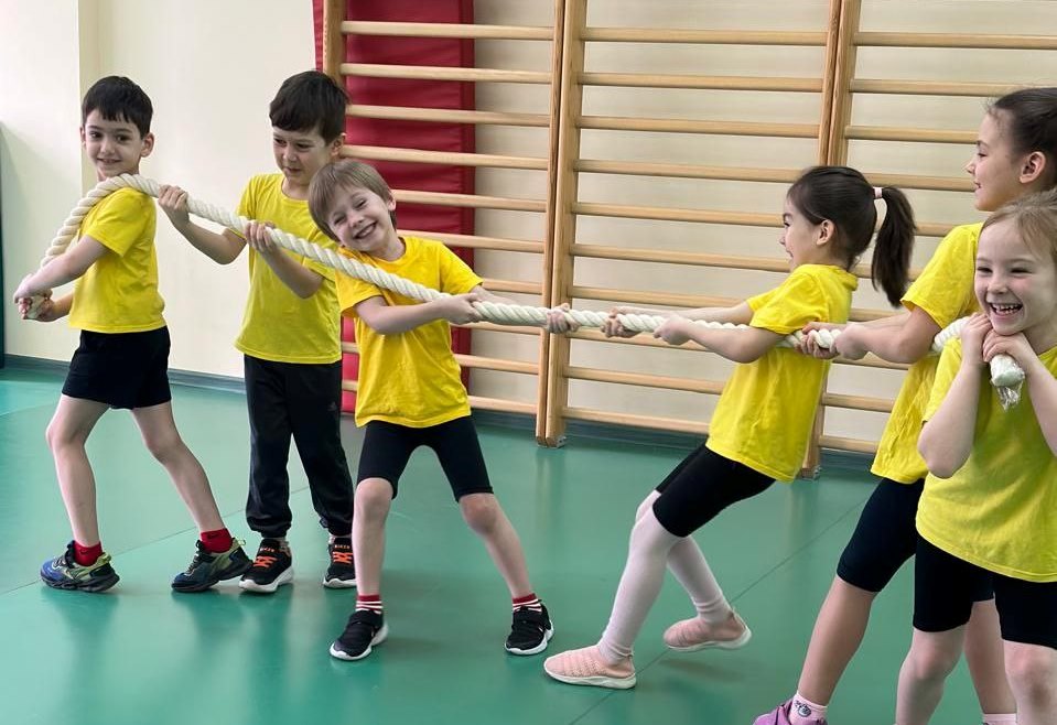 Перетягивание каната и групповые игры: как командные активности развивают детей