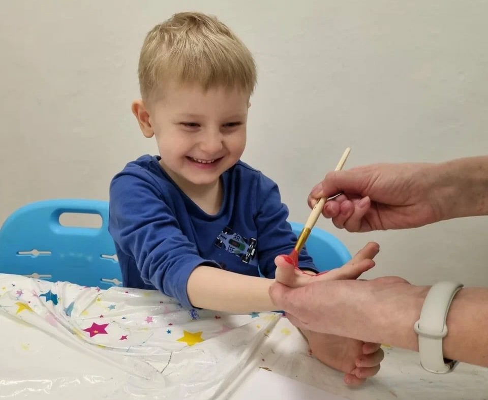 Идеи для творчества: раскрашиваем руки и создаем яркие картины вместе с ребенком