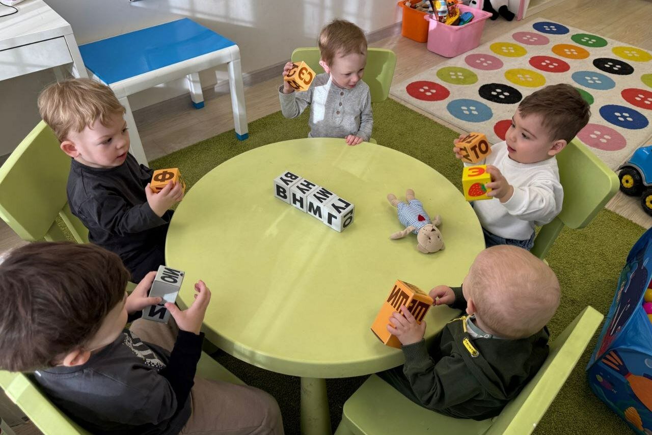 Коллективное изучение букв у детей 2–3 лет: почему это эффективно